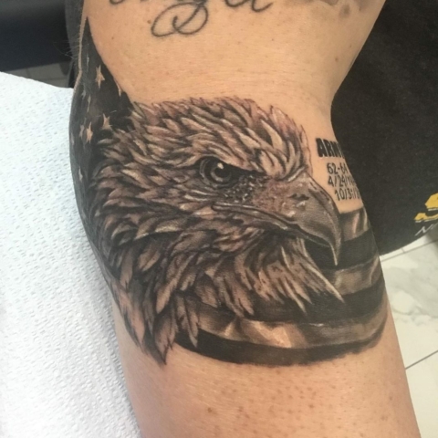 Tatuaje de cabeza de águila y bandera