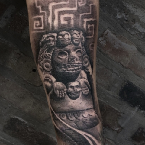 Tatuaje de estatua de Mictlancihuatl en negro y gris