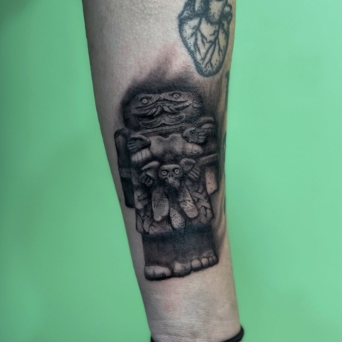 Tatuaje realista de Coatlicue negro y gris