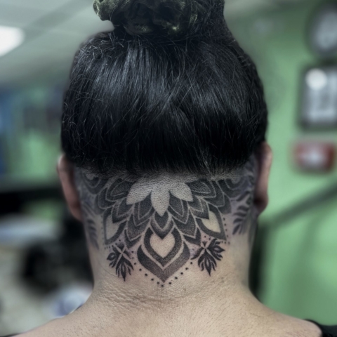 Tatuaje de mandala en la zona del cuello en negro y gris