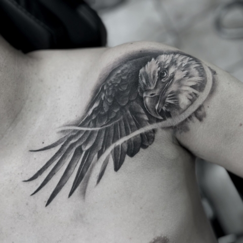 Tatuaje realista de águila en el hombro