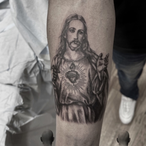 Tatuaje realista de Jesús con el Sagrado Corazón