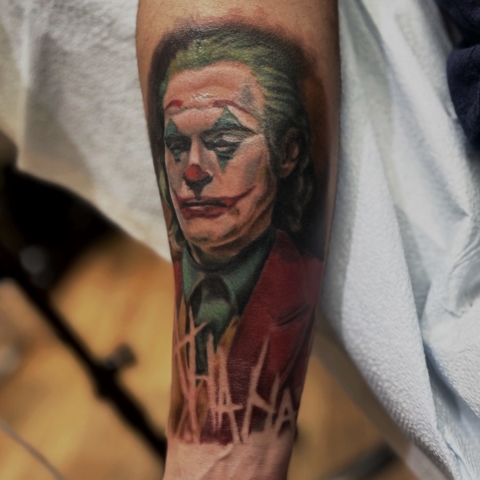 Tatuaje realista a color del Joker de la película Batman