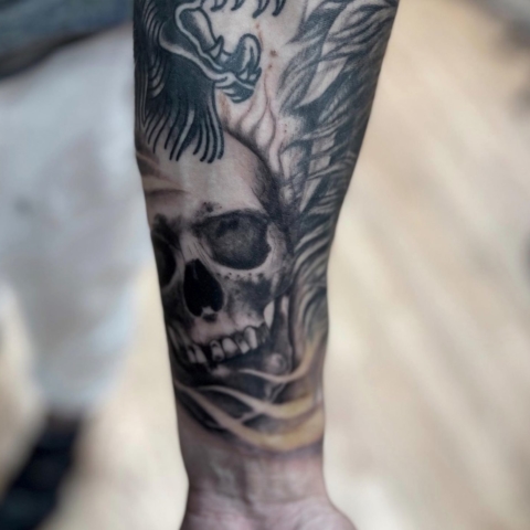 Tatuaje de calavera negro y gris