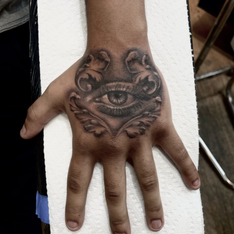 Tatuaje realista de ojo en la mano