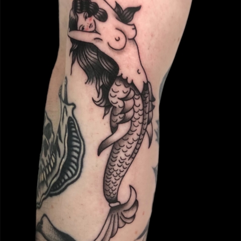 Tatuaje tradicional de sirena por la tatuadora Katherine Valencia en Ageless Arts Tattoo en Oak Park