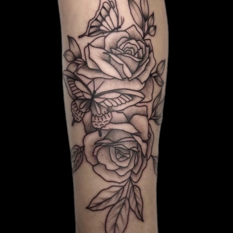 Tatuaje de Rosas y Mariposas de la tatuadora Katherine Valencia en Ageless Arts Tattoo