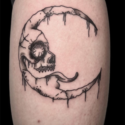 Scary Moon Tattoo de la tatuadora Katherine Valencia