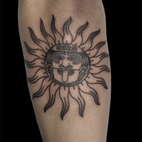Tatuaje de calendario azteca por la tatuadora Katherine Valencia