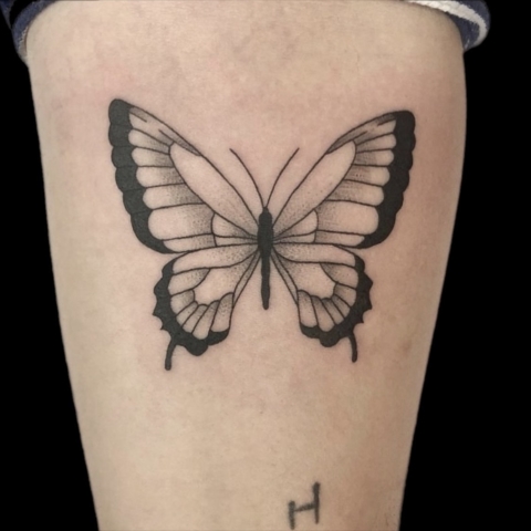 Tatuaje de mariposa por la tatuadora Katherine Valencia en Ageless Arts Tattoo