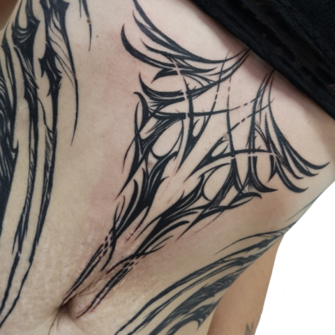 Tatuaje tribal fino en el estómago