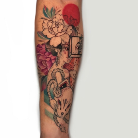 Tatuaje de Geisha en color con flores y formas geométricas