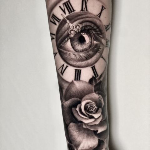 Reloj negro y gris con tatuaje de globo ocular y rosa