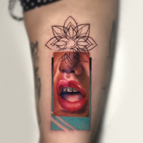 Tatuaje de color en la boca con geometría sagrada