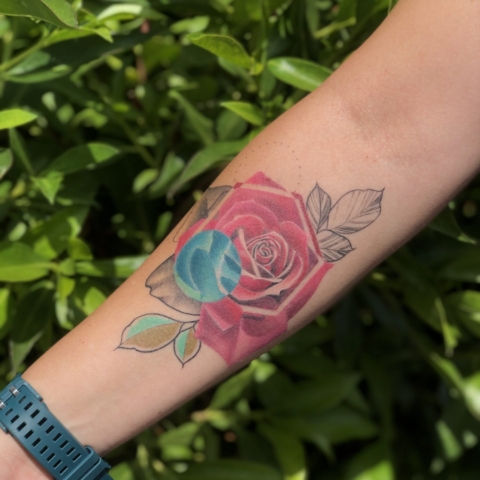 Tatuaje de rosa de color brillante con círculo