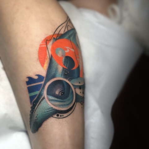 Tatuaje de ballena color azul en Tatuaje de pantorrilla