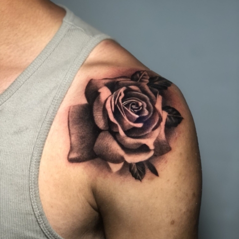 Tatuaje de rosa realista en negro y gris