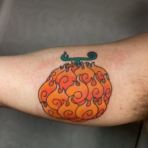 One Piece Magna Fruit Tattoo en naranja brillante