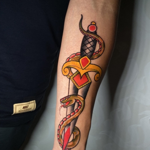 Tatuaje tradicional de serpiente y daga Sailor Jerry